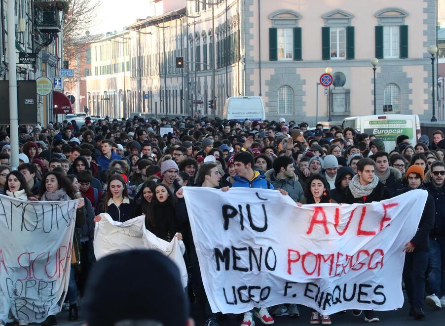 Una protesta degli studenti livornesi (foto Pentafoto / Archivio Tirreno)