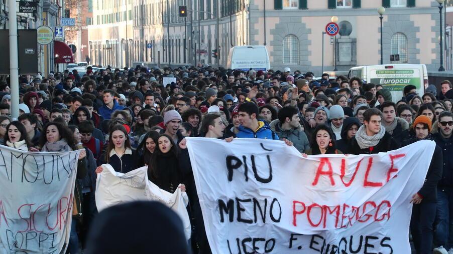 Una protesta degli studenti livornesi (foto Pentafoto / Archivio Tirreno)
