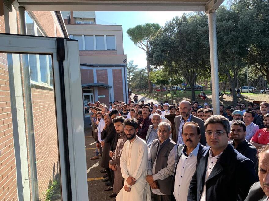 Grosseto, folla all’obitorio per l’addio all’imprenditore pakistano: arrivano i carabinieri