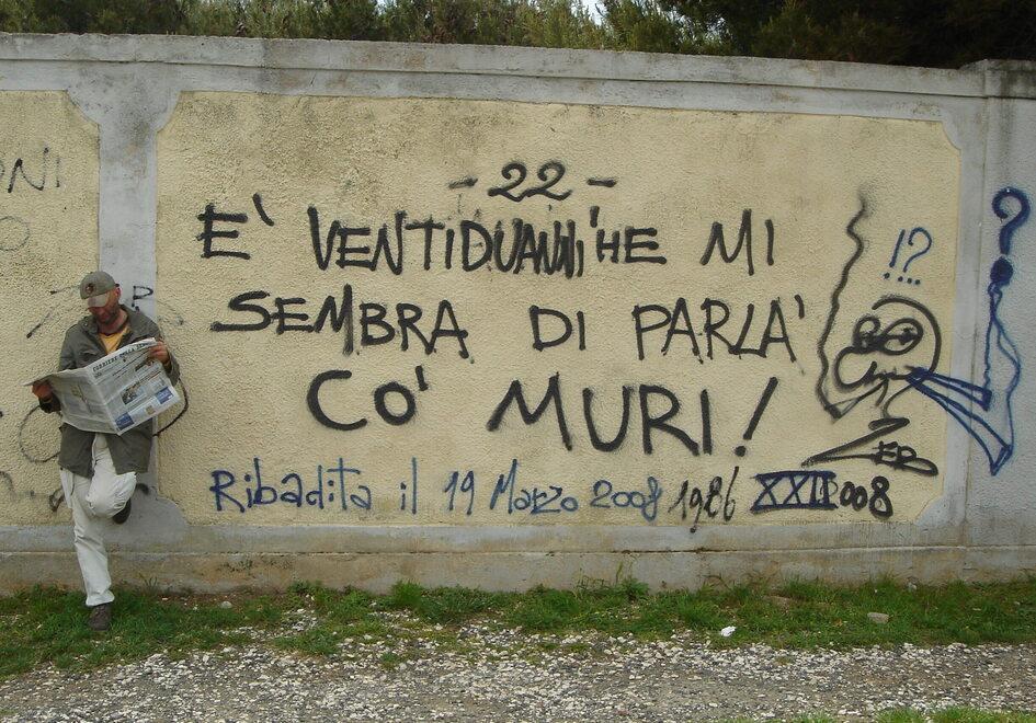 Zeb gira l’Italia (a teatro). Ma a Livorno le sue scritte sono quasi un ricordo