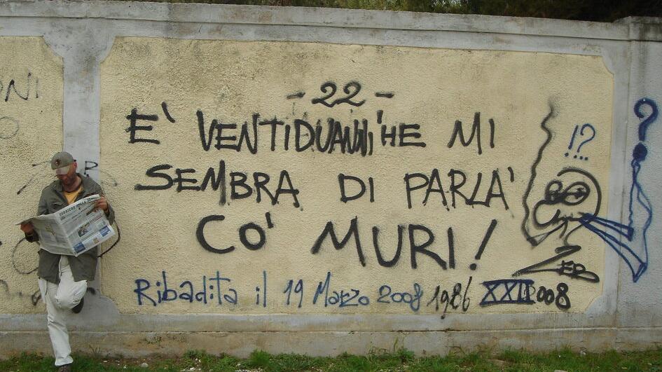 Zeb gira l’Italia (a teatro). Ma a Livorno le sue scritte sono quasi un ricordo