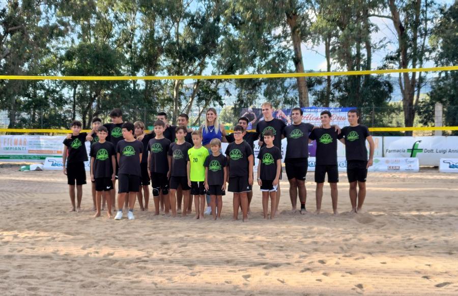 
	Alessia Orro con i ragazzi della Sunvolley di San Vero Milis

