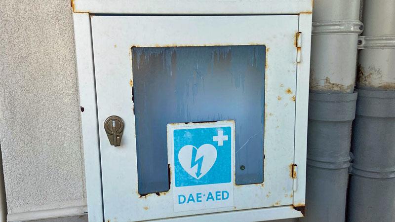 Viareggio, rubato il defibrillatore donato alla chiesa. Prete contro le baby gang: «Riportatelo»