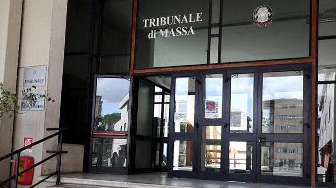 Massa, rubati assegni alla titolare: condannato un bagnino