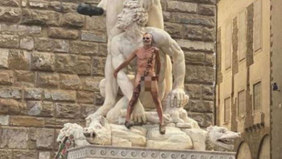 Nudo sul monumento a Firenze, Vaclav Pisvejc per due anni non potrà entrare nel centro città