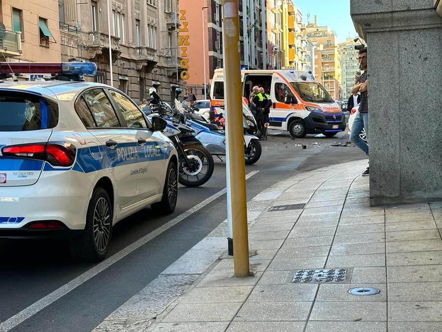Cagliari, motociclista della polizia locale si schianta contro un auto: ferito