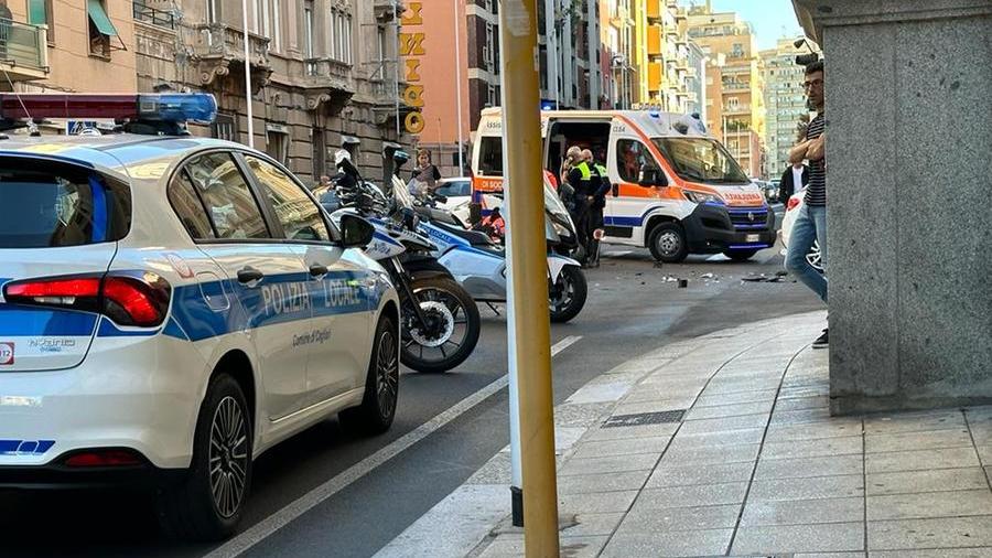 Cagliari, motociclista della polizia locale si schianta contro un auto: ferito