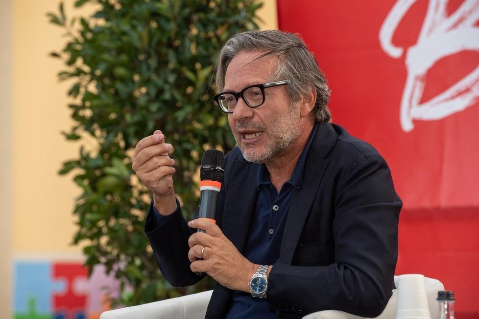 Capannori, Recalcati costa 26mila euro: anche da sinistra si levano proteste