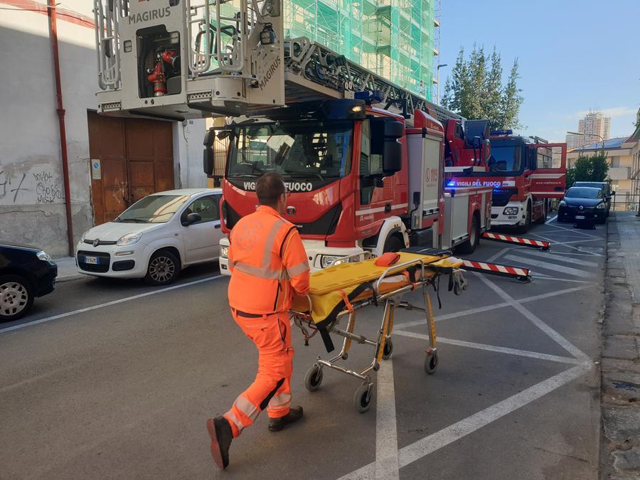 
	I soccorritori in via Cervi <em>(foto Ivan Nuvoli)</em>

