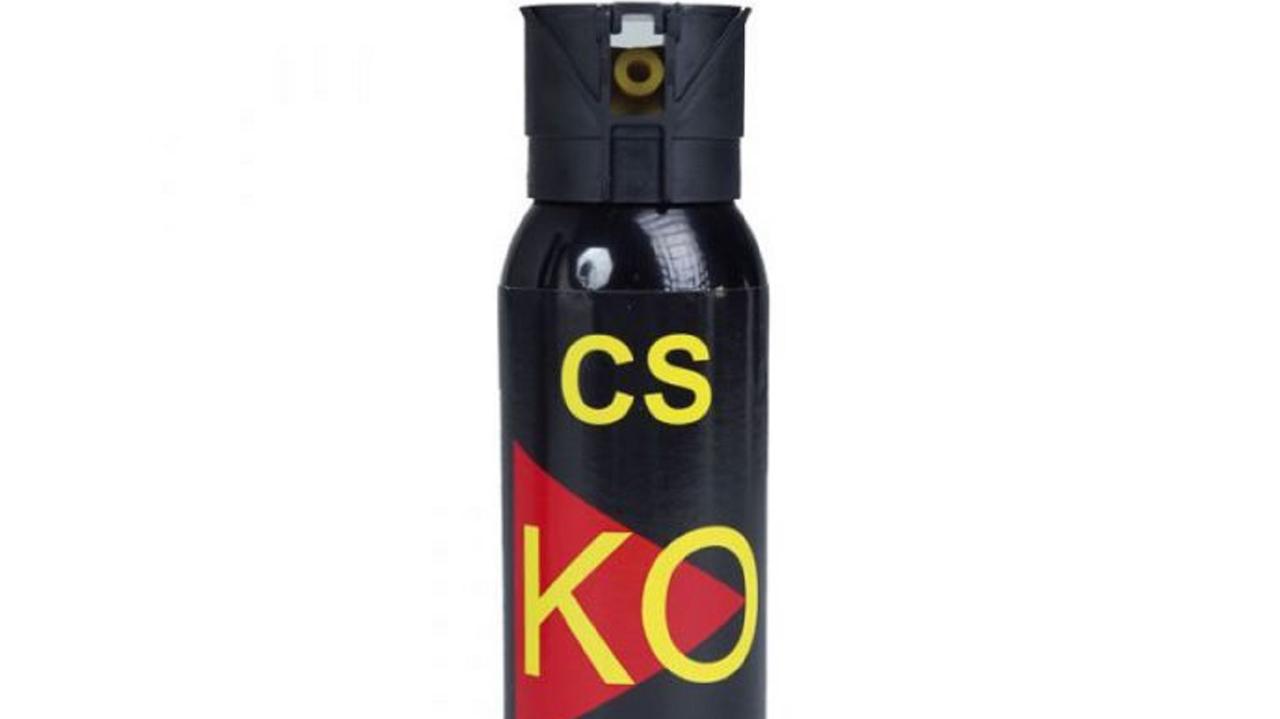 Una bomboletta spray al gas "CS" simile a quella sequestrata