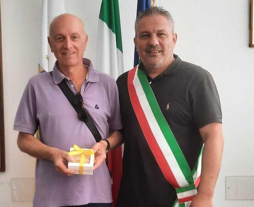 Castelfranco, ripara giostra vandalizzata: premiato con un tortellino<br>
