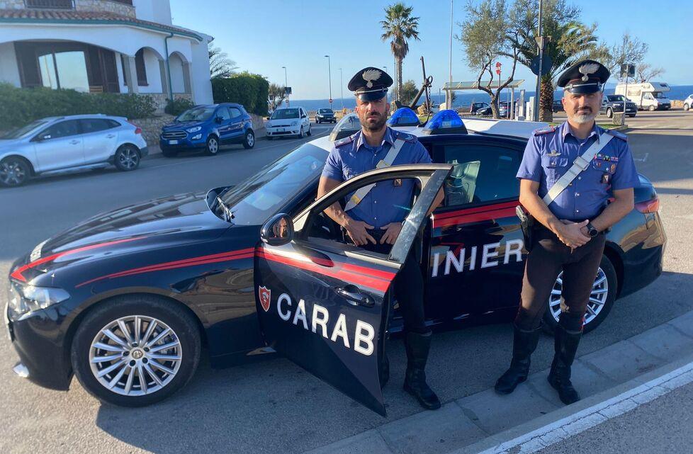 Salvata poco prima di precipitare dalla scogliera di Porto Torres: «È stata dura, ma non siamo eroi»