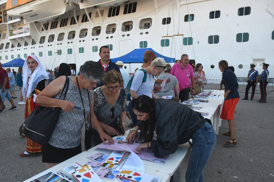 
	Nella foto di Francesco G.Pinna i turisti che chiedono informazioni appena scesi dalla nave

