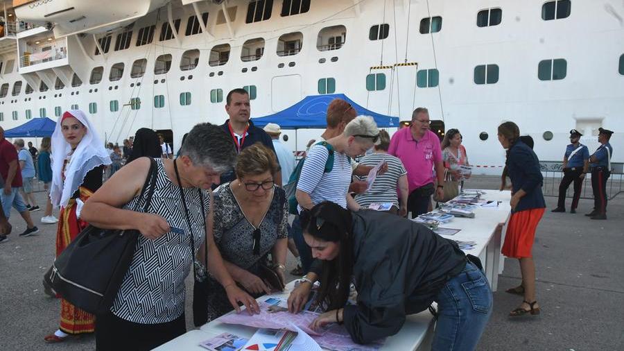 
	Nella foto di Francesco G.Pinna i turisti che chiedono informazioni appena scesi dalla nave

