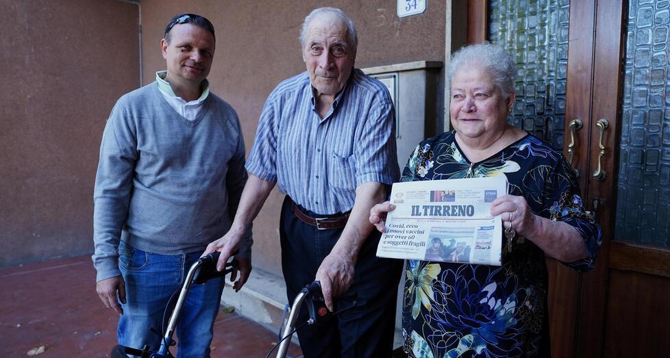 Pistoia, edicolanti a domicilio per portare Il Tirreno a due anziani coniugi