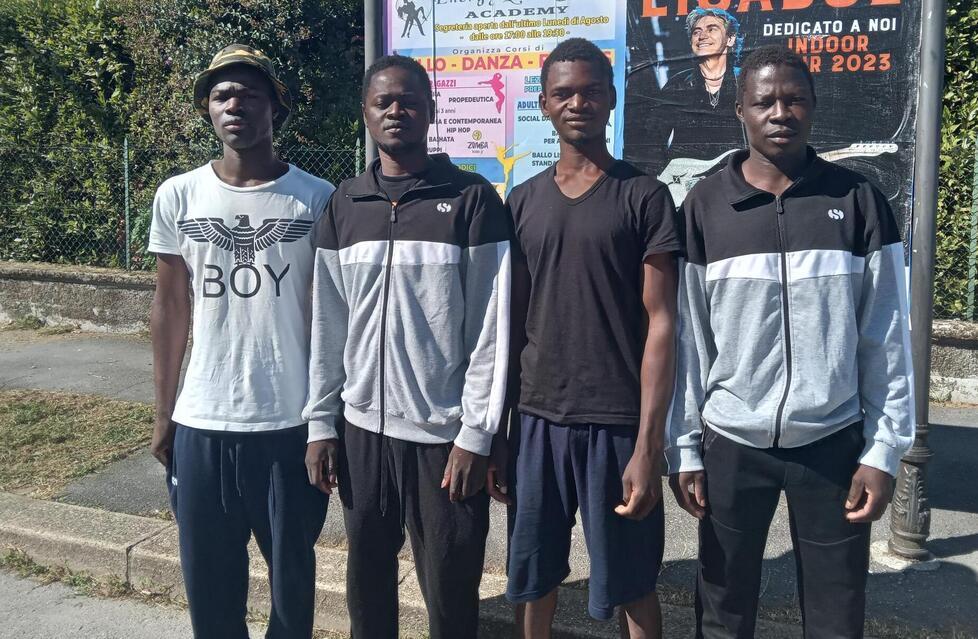 Partono dall’Africa anni dopo al fratello e per caso si ritrovano tutti e tre in un centro di accoglienza a Montecatini