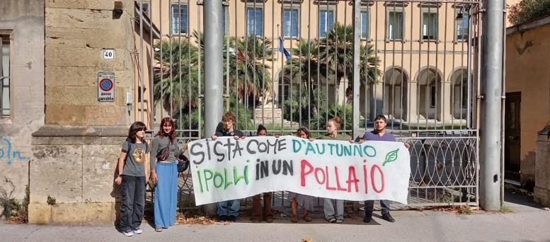 Livorno, allarme dal liceo Niccolini-Palli: «Tre classi pollaio, palestra chiusa e ci chiedono le sedie da casa»
