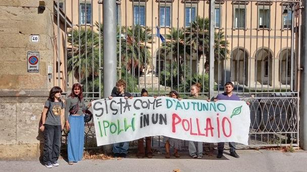 Livorno, allarme dal liceo Niccolini-Palli: «Tre classi pollaio, palestra chiusa e ci chiedono le sedie da casa»