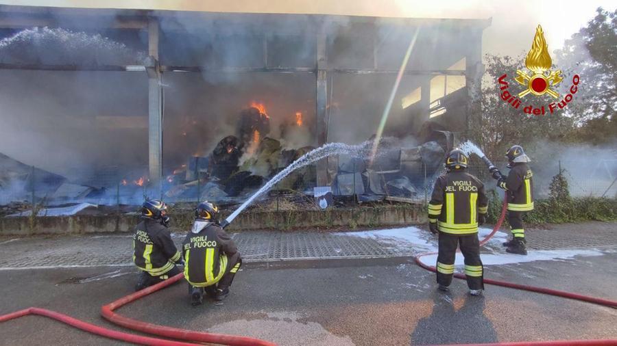 Cinquecento rotoballe a fuoco a Barcaccia