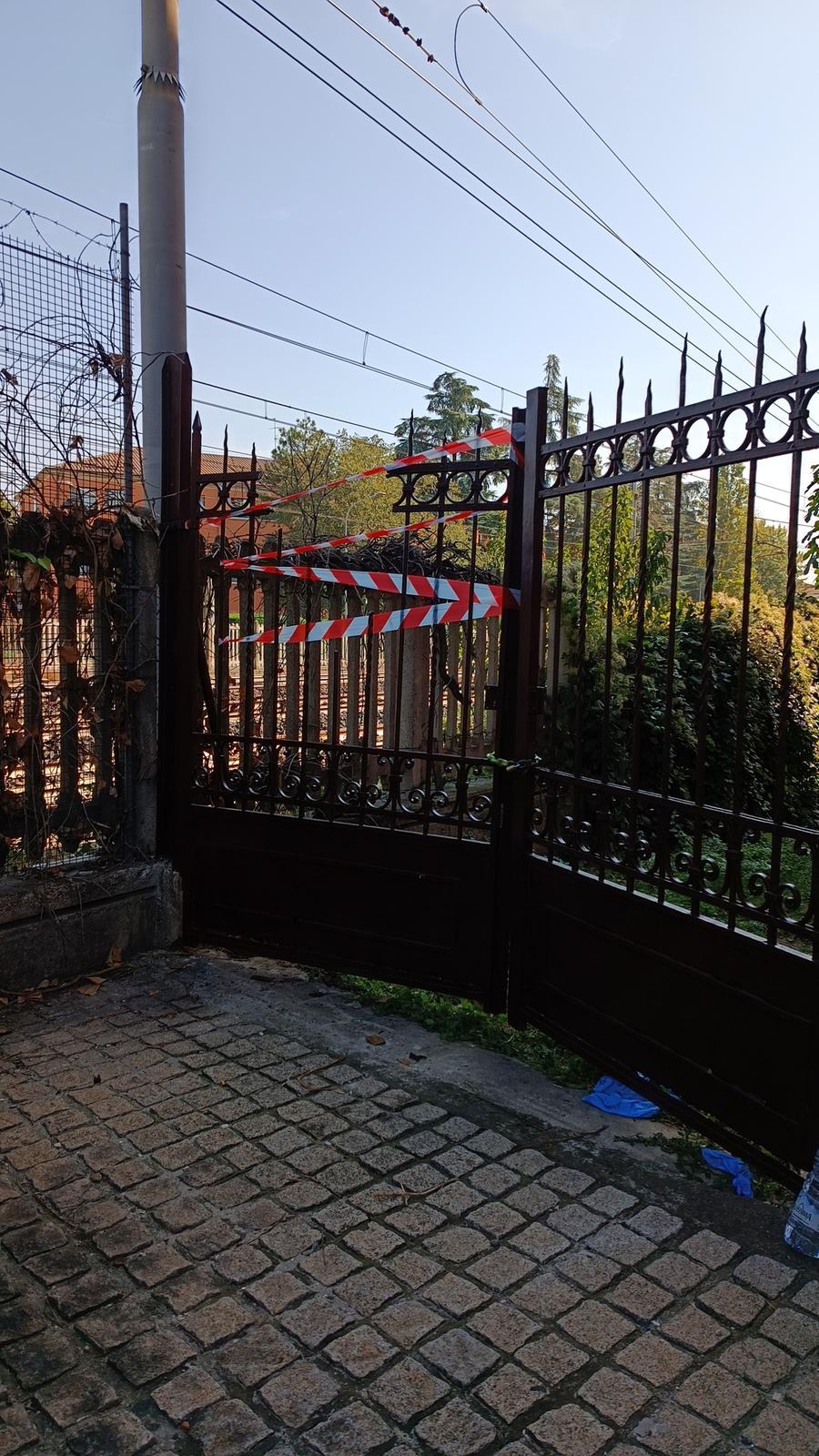 Modena. Vuole scappare e scavalcare, ma rimane infilzato in un cancello