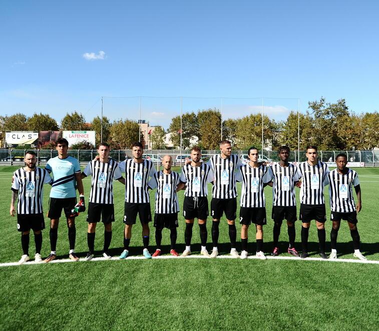 La squadra bianconera schierata a Cecina