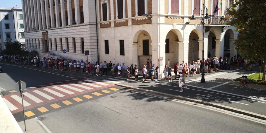 Livorno, maxi fila di turisti in piazza del Municipio: «Tornano a bordo dopo una mattinata in centro»