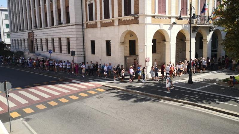 Livorno, maxi fila di turisti in piazza del Municipio: «Tornano a bordo dopo una mattinata in centro»