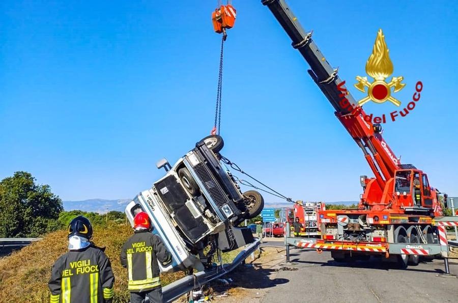 Camper si ribalta sul cavalcavia della 131 allo svincolo per Abbasanta, coinvolta anche un’auto