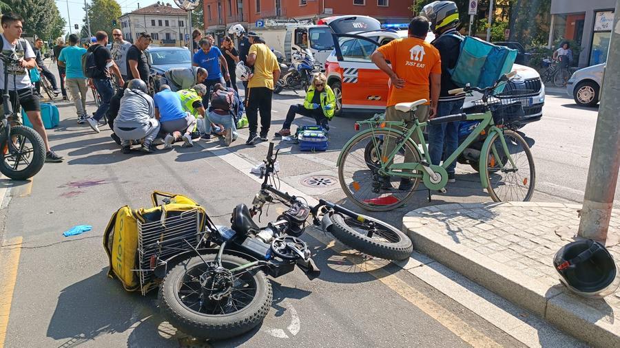 Modena. Schianto sulla ciclabile di via Emilia Est: ferito un rider