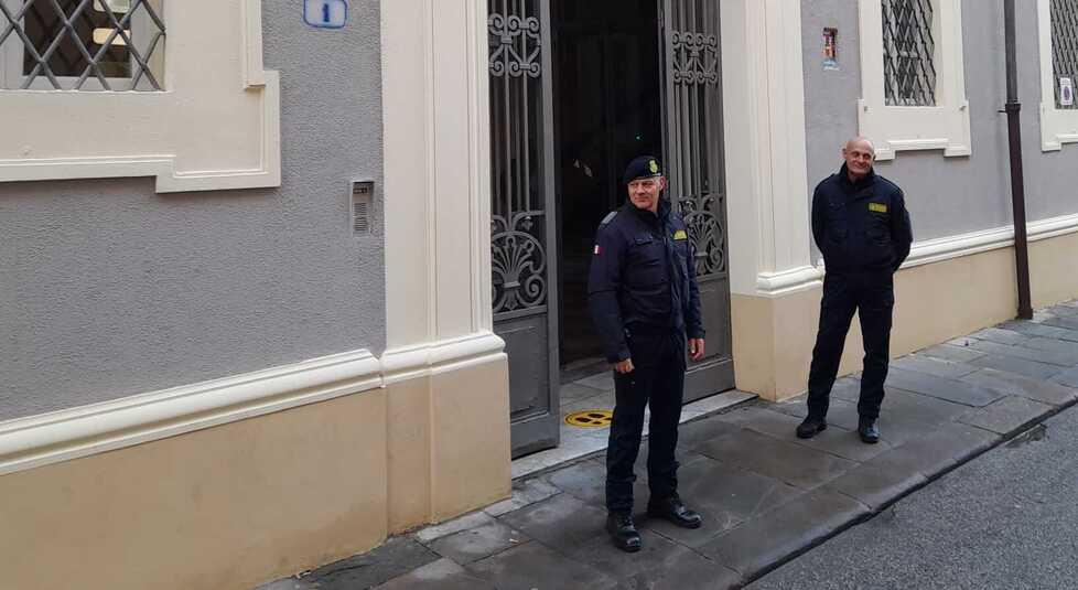 Due guardie giurate all'ingresso del tribunale (foto d'archivio)