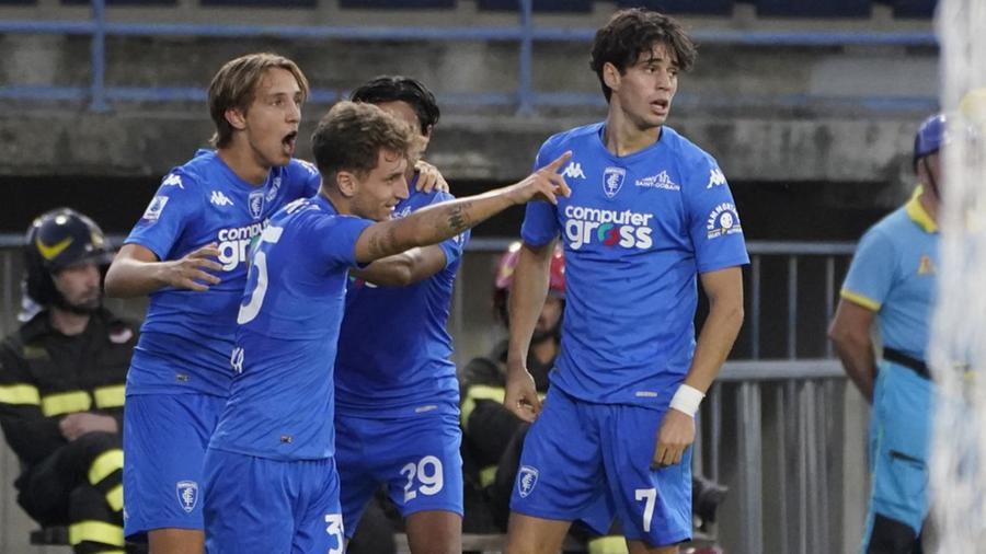 
	I giocatori del'Empoli&nbsp;festeggiano dopo la rete di Baldanzi che vale la vittoria contro la Salernitana&nbsp;

