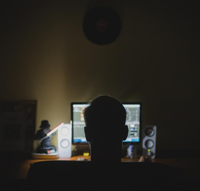 Ferrara, faceva foto osé alla nipote