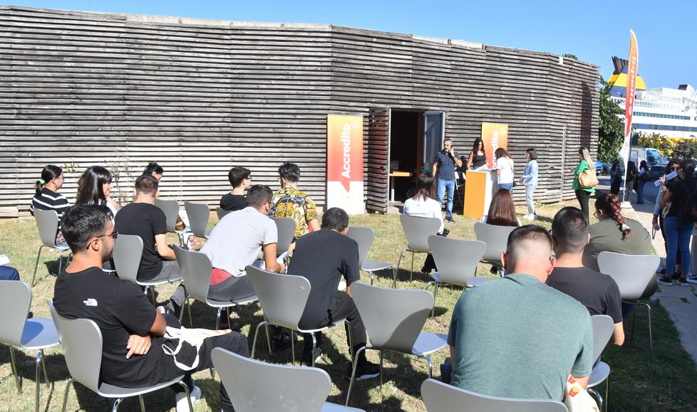 In fila per un posto di lavoro al McDonald's di Porto Torres: «Il sogno? Un po’ di stabilità»