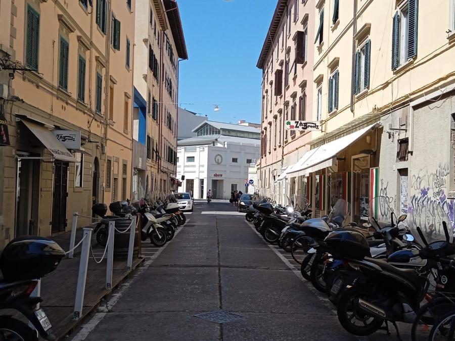 Livorno, gli sparano a salve e lo rapinano. Derubato rappresentante di gioielli: «Ho avuto paura»