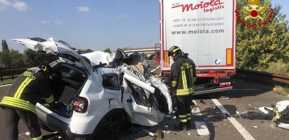 Tamponano un tir in sosta: muore donna di 76 anni in autostrada tra Carpi e Campogalliano<br type="_moz" />
