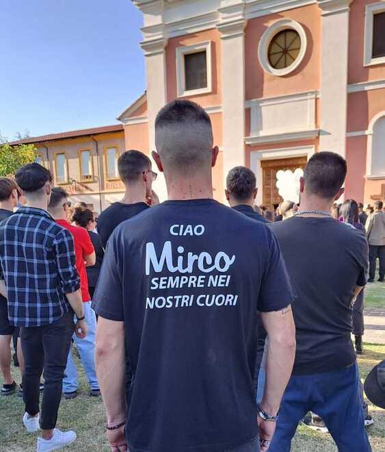 In centinaia a Rivara per dire addio a Mirco Maccaferri: «Hai lasciato un vuoto incolmabile»<br type="_moz" />
