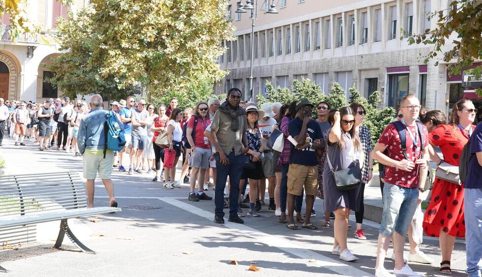 Livorno, invasione di crocieristi in centro e lunghe file in attesa della navetta