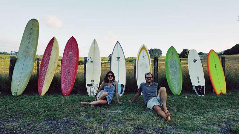 Legno, creatività e surf: Andrea e Giulia, dalla provincia di Pisa imprenditori di successo in Portogallo