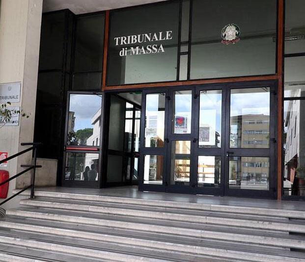 Carrara, picchia e violenta la compagna: «Ti faccio a pezzi». Quarantenne carrarese a processo
