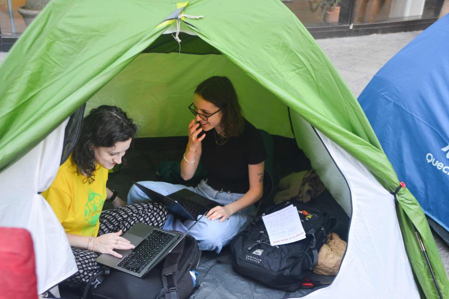 Studenti contro il caro-affitti, tornano le tende anche in Toscana: camere da 6 metri quadri e senza finestre