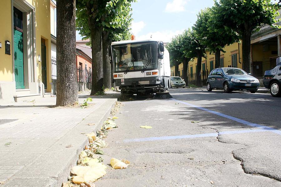 Livorno, municipale insieme agli spazzini per garantire la pulizia delle strade