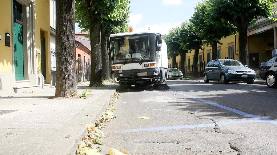 Livorno, municipale insieme agli spazzini per garantire la pulizia delle strade