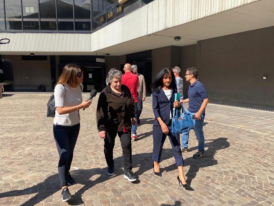 
	La moglie Marta Ghilardini con l'avvocatessa Rita Gilioli all'uscita dall'aula

