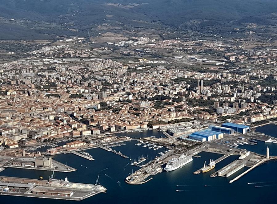 A Livorno un esercito di camerieri e baristi (stagionali) in una città che invecchia: il lavoro al centro delle agende politiche