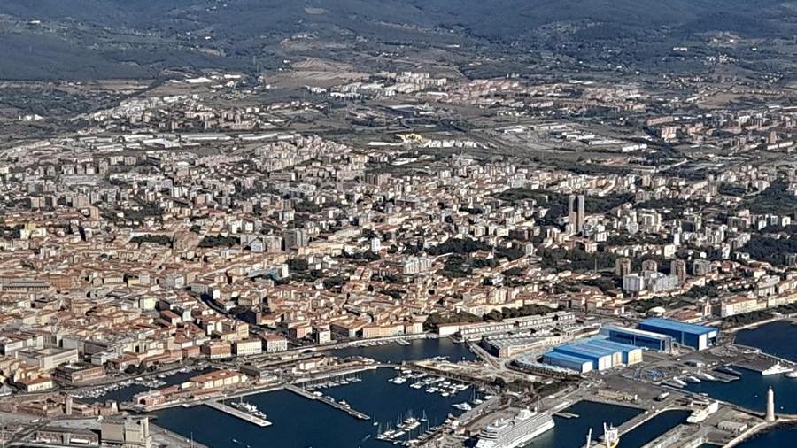 A Livorno un esercito di camerieri e baristi (stagionali) in una città che invecchia: il lavoro al centro delle agende politiche