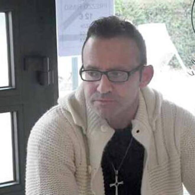 Carrara, per Nicola Franzoni la pm chiede il processo per i video contro gli ebrei che negano la Shoah<br>
