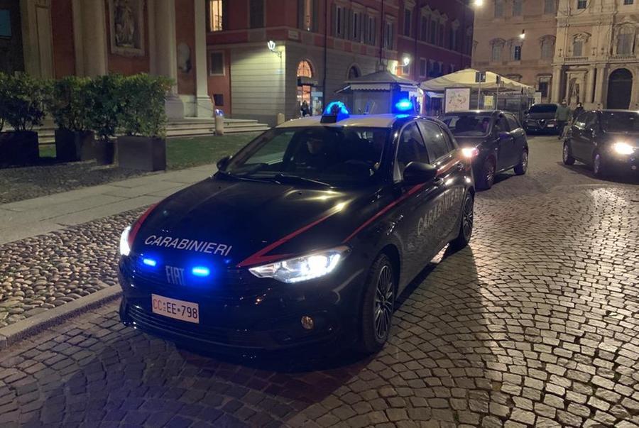 Modena. Ruba la borsa a una ragazza in centro storico e minaccia i passanti col coltello