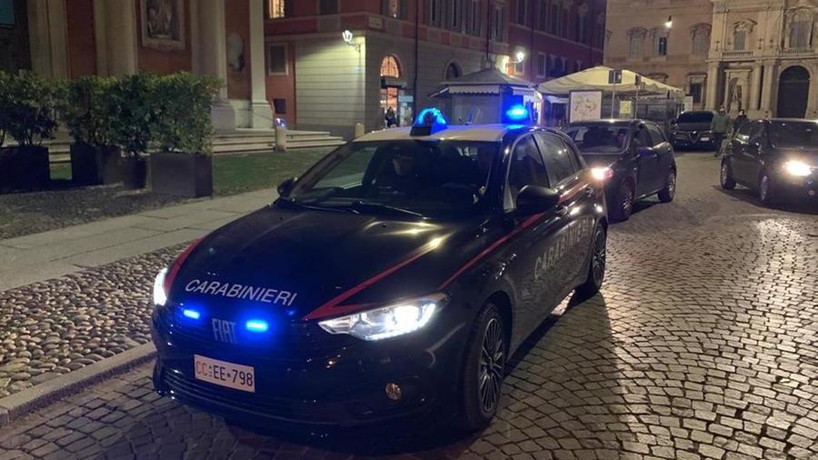 Modena. Ruba la borsa a una ragazza in centro storico e minaccia i passanti col coltello