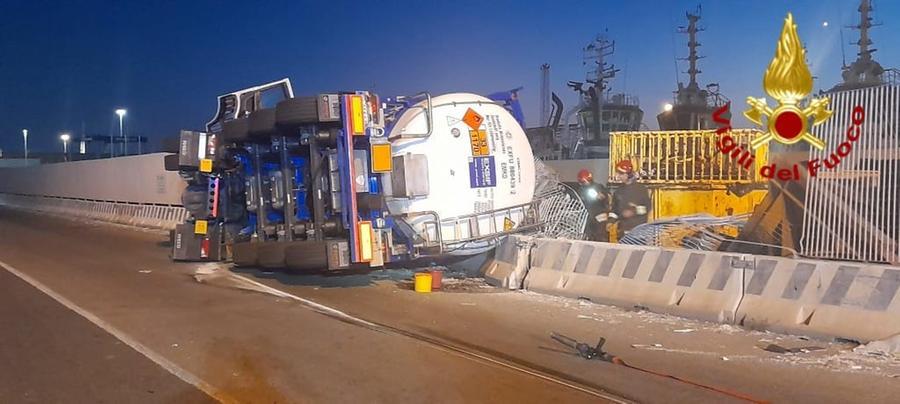 Livorno, cisterna di etanolo ribaltata al porto industriale