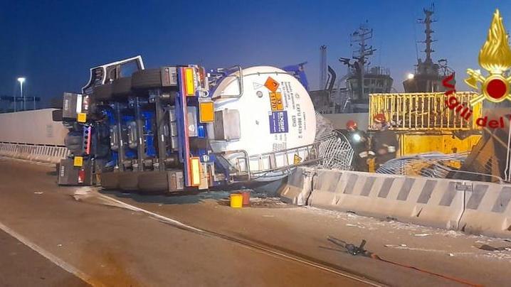 Livorno, cisterna di etanolo ribaltata al porto industriale